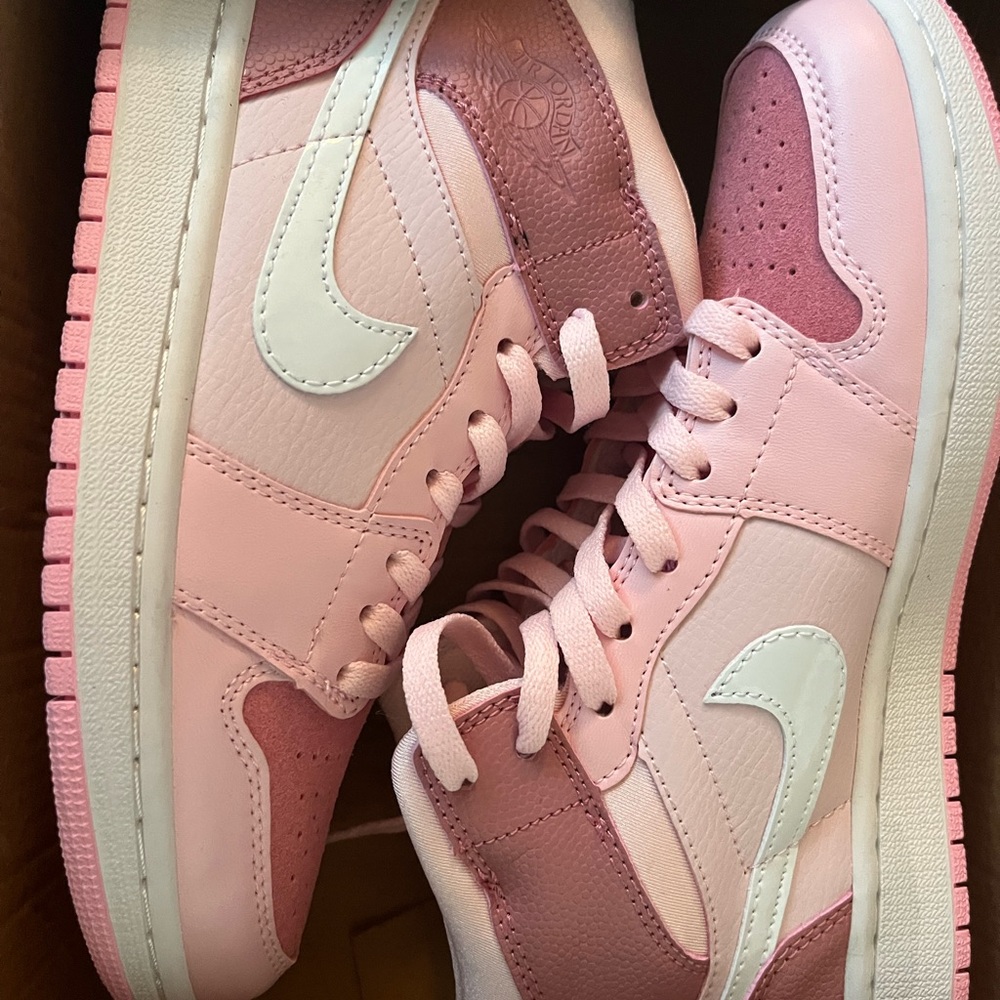 Pink Jordan 1